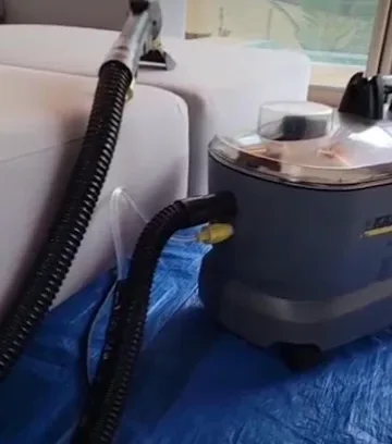 Equipamento de extração montado para limpar sofá