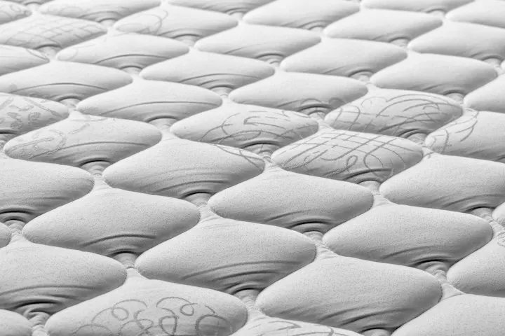 Colchão de molas pronto para higienização