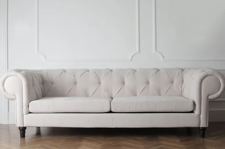 Sofá claro em sala de estar, ideal para impermeabilização