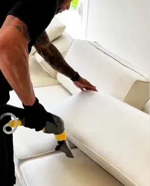 Higienização de sofá branco em apartamento de Belo Horizonte