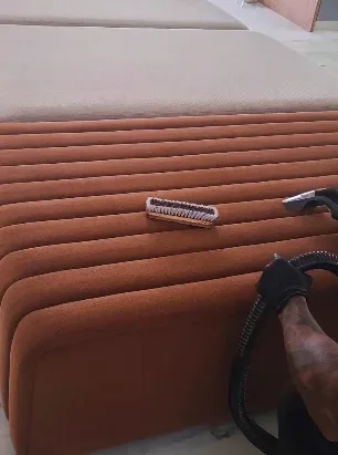 Limpeza de sofá de tecido marrom